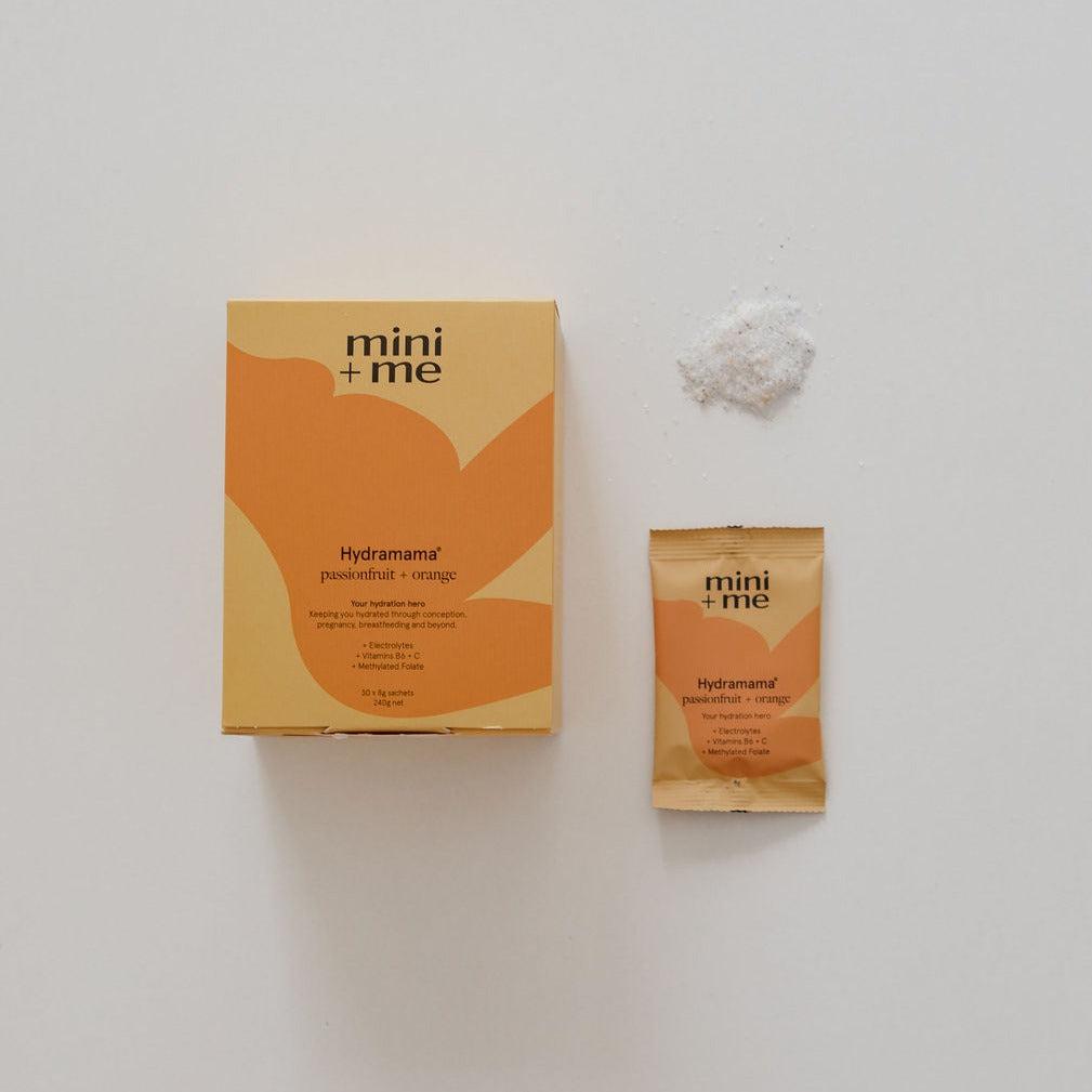 A box with Hydramama® Passionfruit + Orange powder next to it, by Mini+Me.